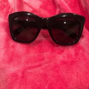 Maui jin sunglasses great condition barely used.